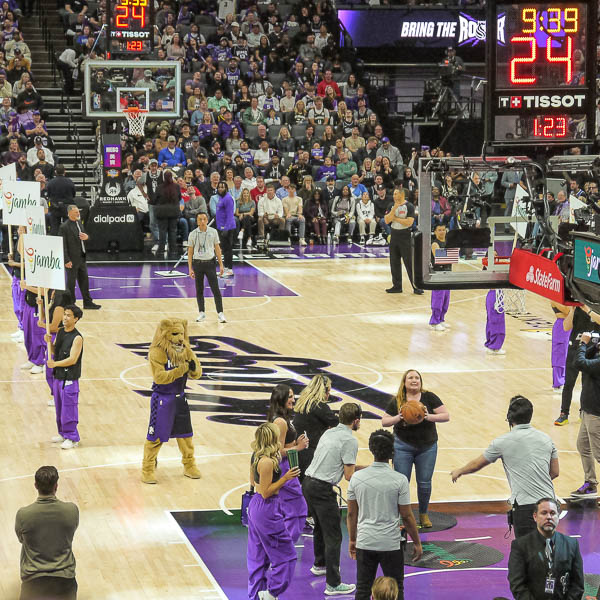 Lyndsay Hall shooting baskets to win Jamba smoothies