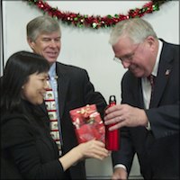 Chinese delegate receives aluminum water bottle gift