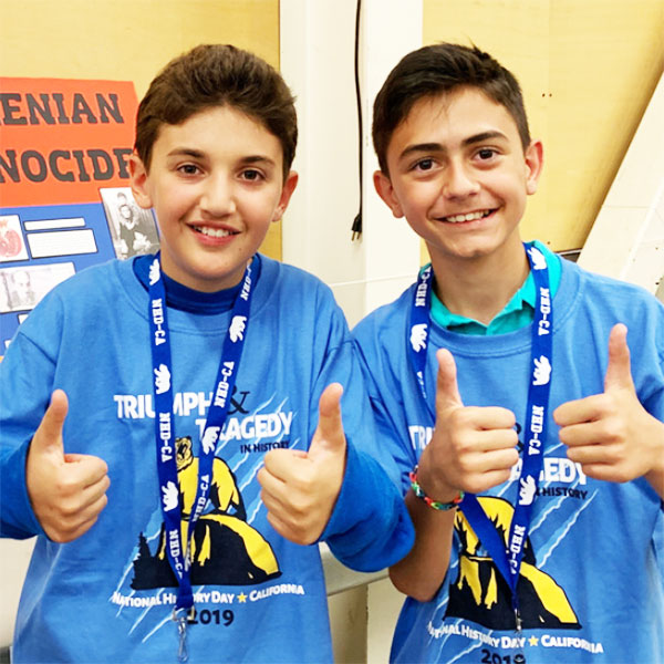 2019 competitors giving thumbs-up