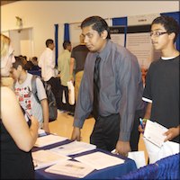 Students speak to vendor